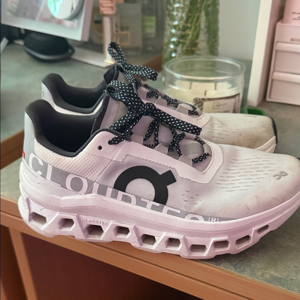 Women’s cloudtec running shoe size 6.5 - Black and White